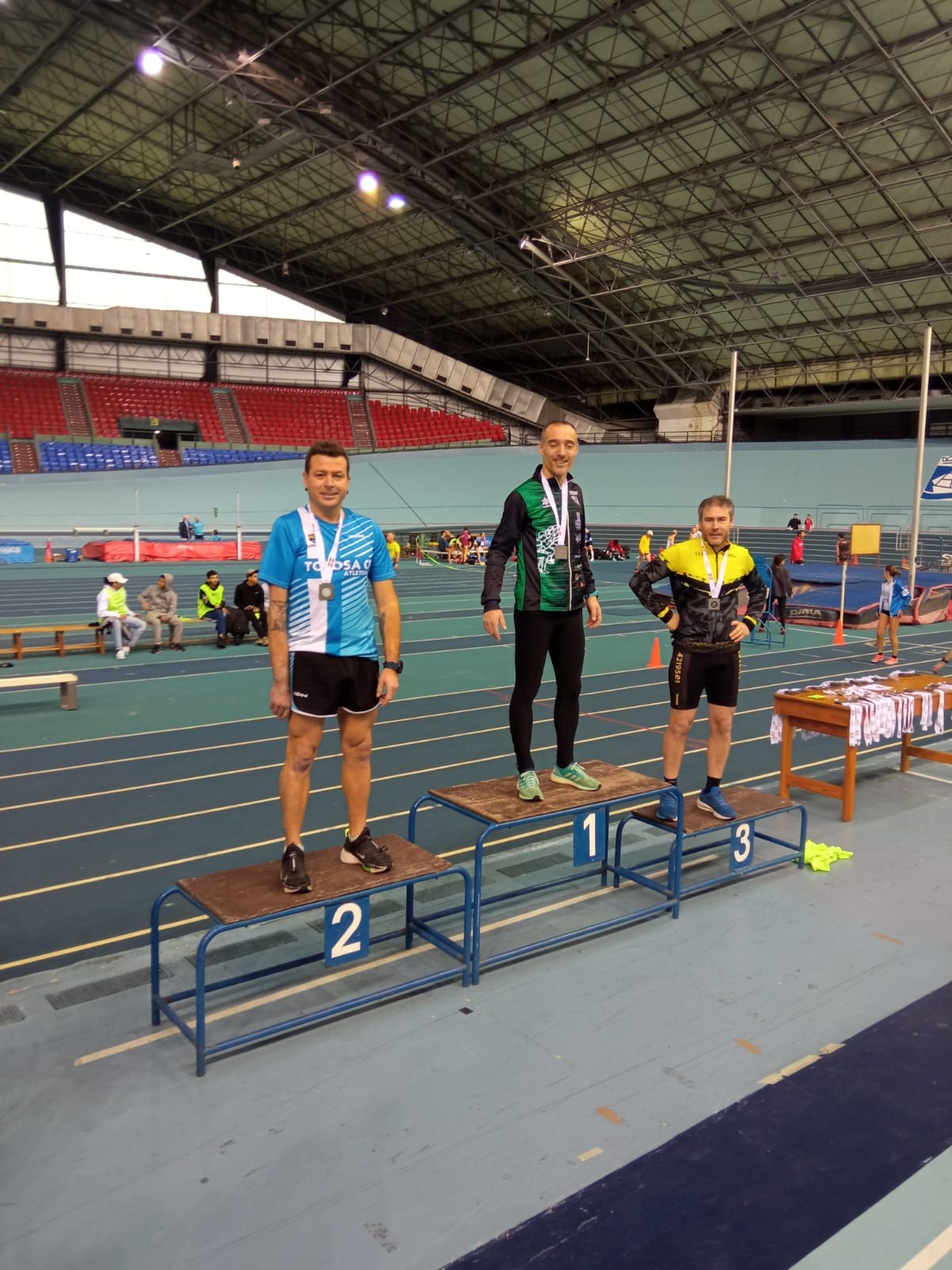 Kamel Ziani, Josu Solaberrieta eta Alberto Rebollo podiumean Euskadiko Pista Estaliko Atletismo Txapelketan