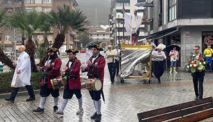 Loiolako Inazioren prozesioaren parodiak ika-mika sortu du Azpeitian