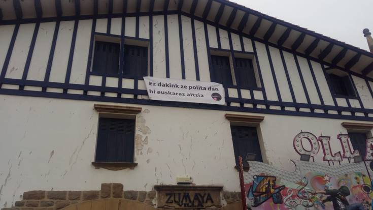 Zumaia euskaraz girotu dute pankarta batzuen bidez