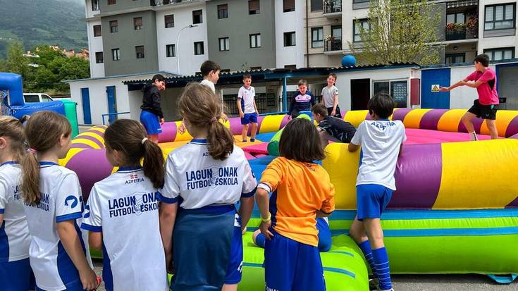 Futbol Eskola Eguna ospatu du Lagun Onakek