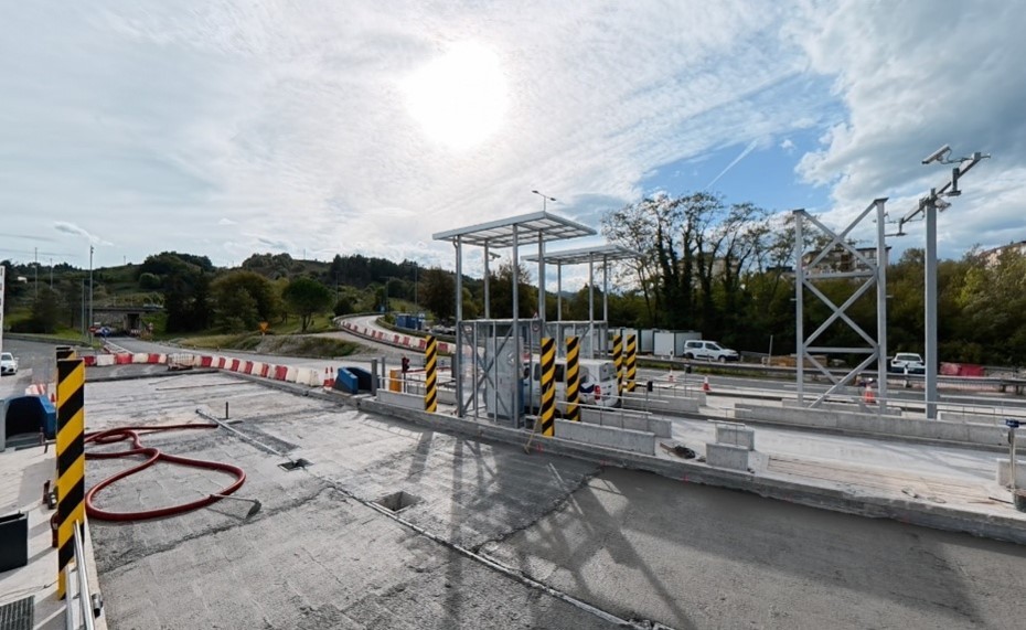 Portiko berriaren instalazioak eragina izango du gaur iluntzean ordainlekuaren sarrera-irteeran