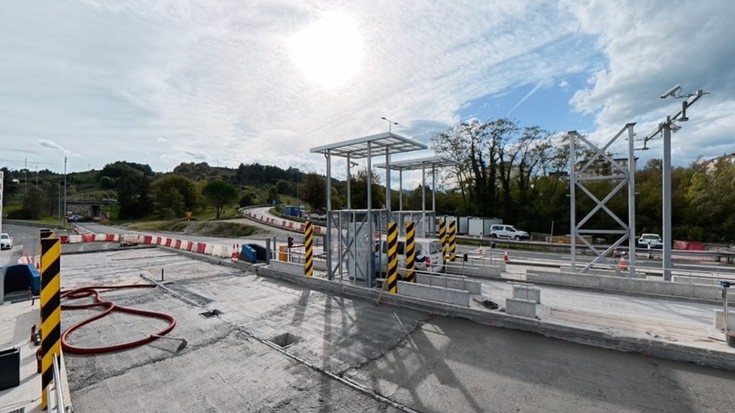 Portiko berriaren instalazioak eragina izango du gaur iluntzean ordainlekuaren sarrera-irteeran
