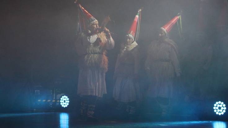 Ikuskizun ikusgarriarekin borobildu du Azkoitiko ikastolak urteurren festa