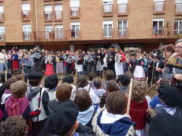 Koplez eta musikaz beteko dira bihar Zumaiako kaleak