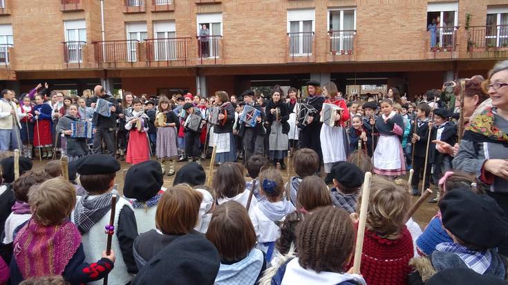 Koplez eta musikaz beteko dira bihar Zumaiako kaleak