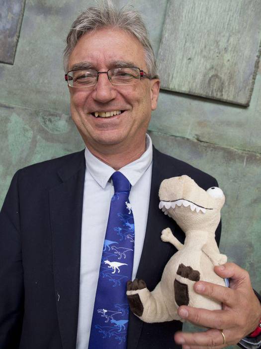 Luis Alcala, paleontologoa: &quot;Hegaztiak dinosauroak dira, arrakasta izan zuten dinosauroak&quot;