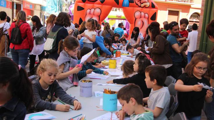 Irudietan: Santa Marina jaietarako prestatzen hasi dira herritarrak