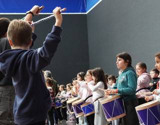 Umeen danborradakoen lehen burrunbak ozen entzun dira Izarraitzen