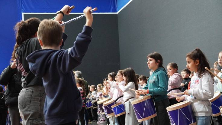 Umeen danborradakoen lehen burrunbak ozen entzun dira Izarraitzen