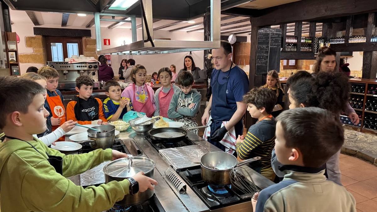 Sukaldaritza saioa egin dute gaztetxoek Alkar elkartean