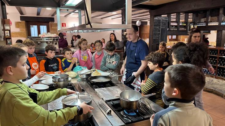 Sukaldaritza saioa egin dute gaztetxoek Alkar elkartean