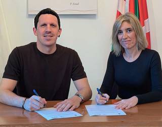 Aiako eta Orioko udalek hitzarmena berritu dute, Orion aparkatzeko udal txartela aiarrentzat "eskuragarriagoa" izan dadin