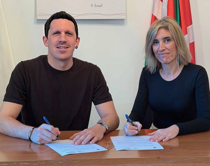 Aiako eta Orioko udalek hitzarmena berritu dute, Orion aparkatzeko udal txartela aiarrentzat "eskuragarriagoa" izan dadin