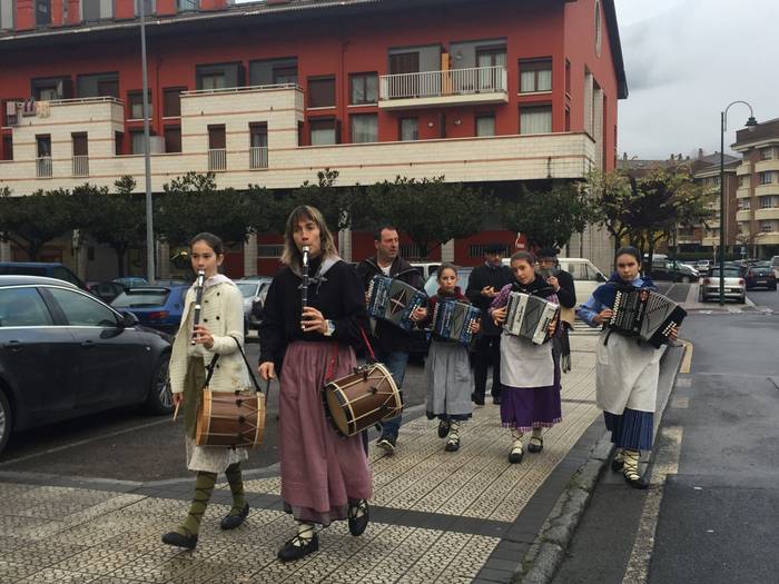 Olentzero Azpeitiko Karmelo Etxegarai Ikastolan izan da