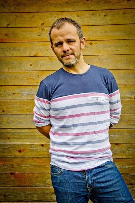 Lander Garro: "Jendeak bere bizitzarekin lotzen du liburuan gertatzen dena"