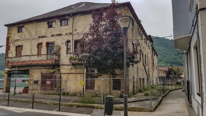 Abiatu dituzte Orioko kofradia zaharra eraisteko lanak