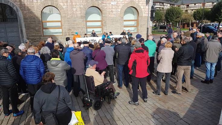 Pentsioen alde kontzentrazioa egin du gaur herriko jubilatu eta pentsionista talde batek