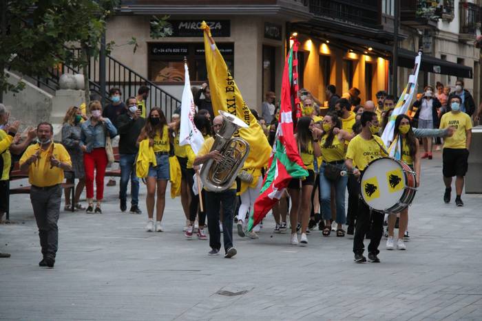 Harrera beroa egin die herriak Orioko arraunlariei
