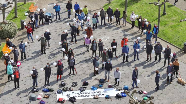 Elkarretaratzea egin dute haur motxiladunen egoera salatzeko