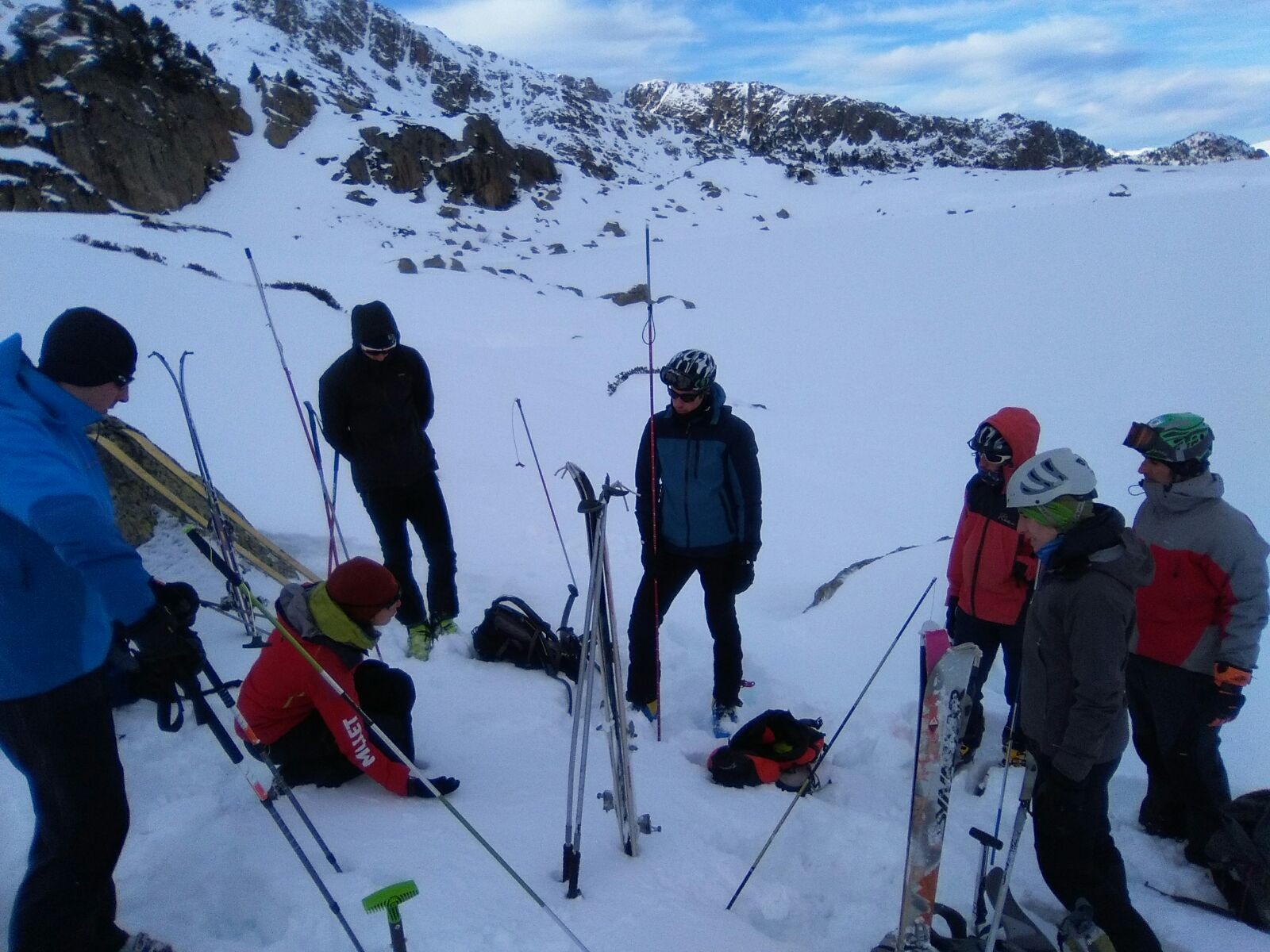 Elur-jausi guneetan seguru aritzeko ikastaroa antolatu du Anaitasuna Mendi Bazkunak