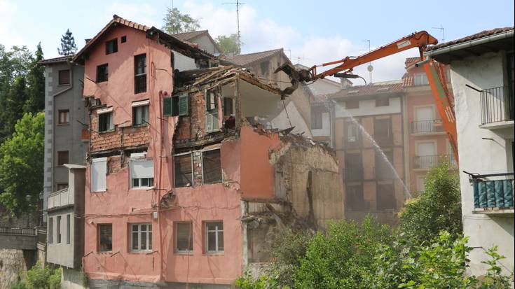 Kale Nagusia 4. zenbakiko eraikina botatzen hasi dira