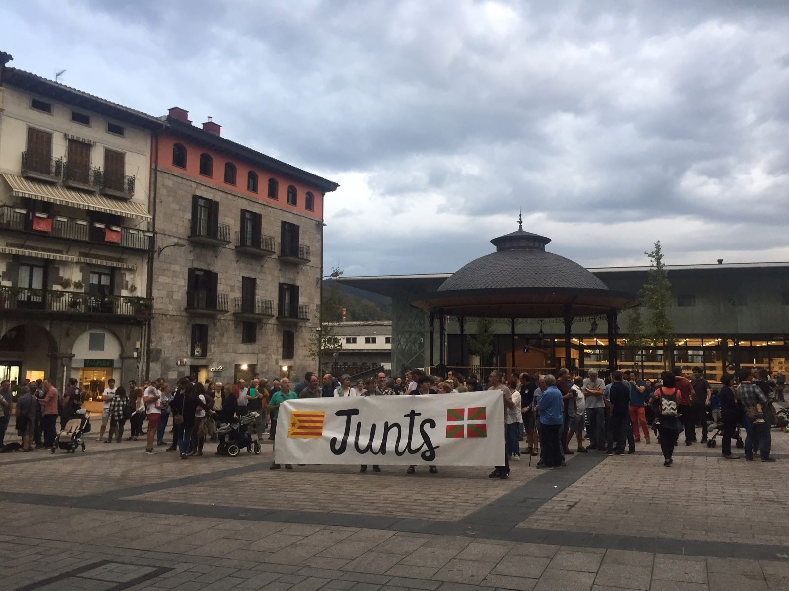 Jordi Cuixart eta Jordi Sanchez espetxeratu izana salatu dute ehunka azpeitiarrek plazan