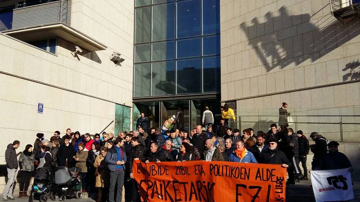 Loiolako herri harresian atxilotu zituzten bi lagunei babesa erakusteko kontzentrazioa egin dute Donostiako Lurralde Auzitegian