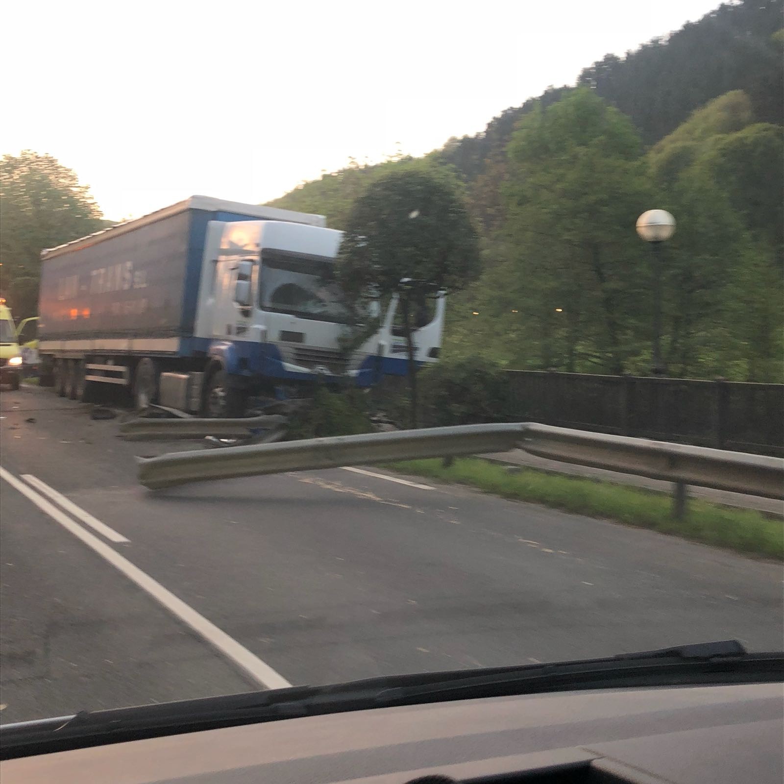 Kamioi bat errepidetik atera da Azpeitia eta Azkoitia artean, eta errai bat itxita dago