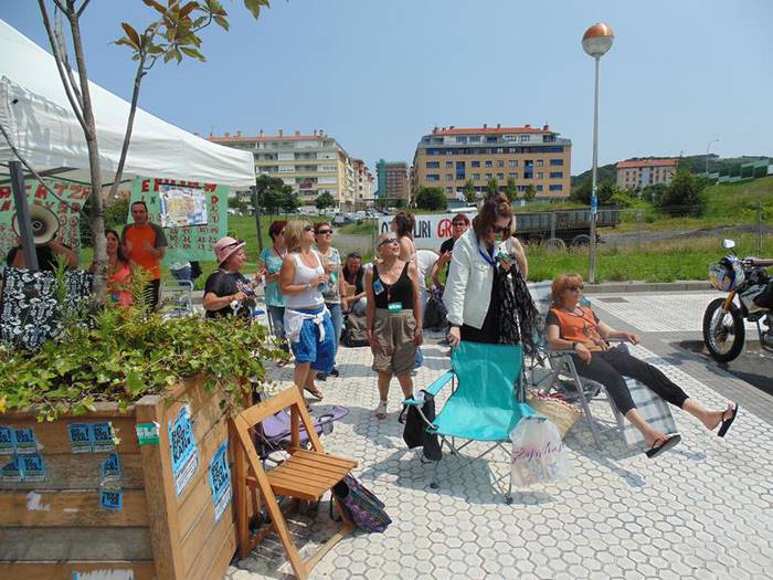 Greban dauden Otezuriko langileek Donostiako egoitzetako langileen laguntza jaso dute