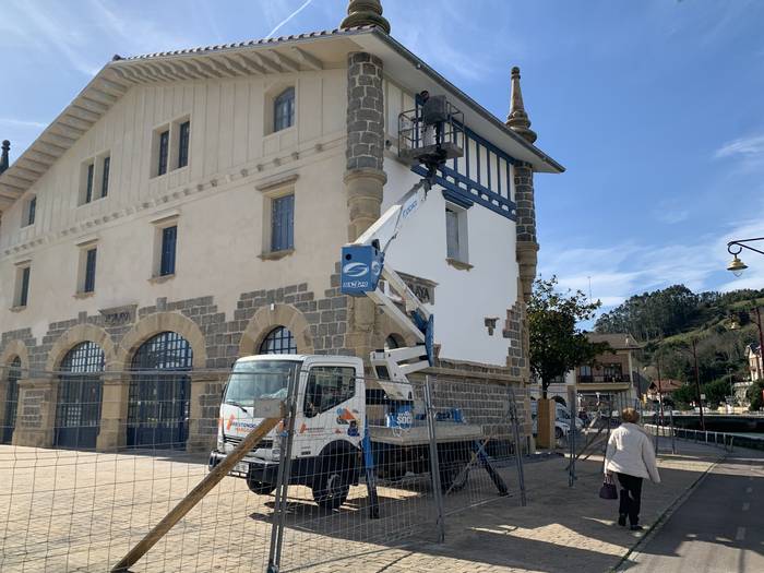 Gernika parkeko tren geltoki zaharraren fatxada margotzen ari dira
