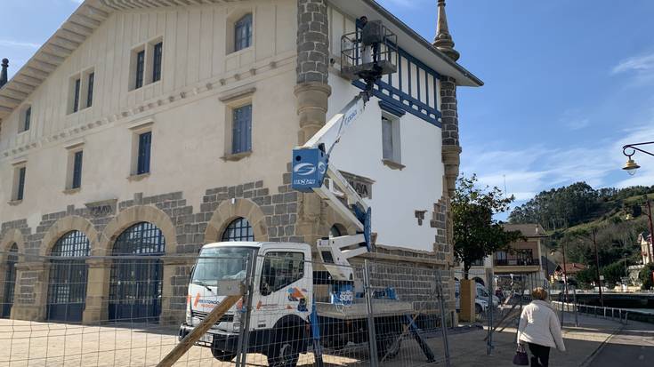 Gernika parkeko tren geltoki zaharraren fatxada margotzen ari dira