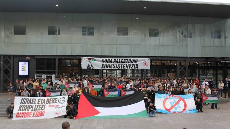 Palestinar erresistentzia babesteko eta Israel desegiteko aldarriak, plazan.