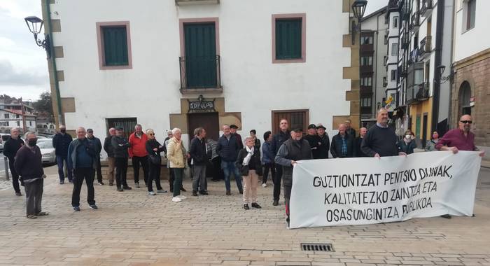Zumaiako pentsiodunak: "Gizarte justuago baterantz mugituko gaituen motorra bultzatzen saiatzen ari gara"