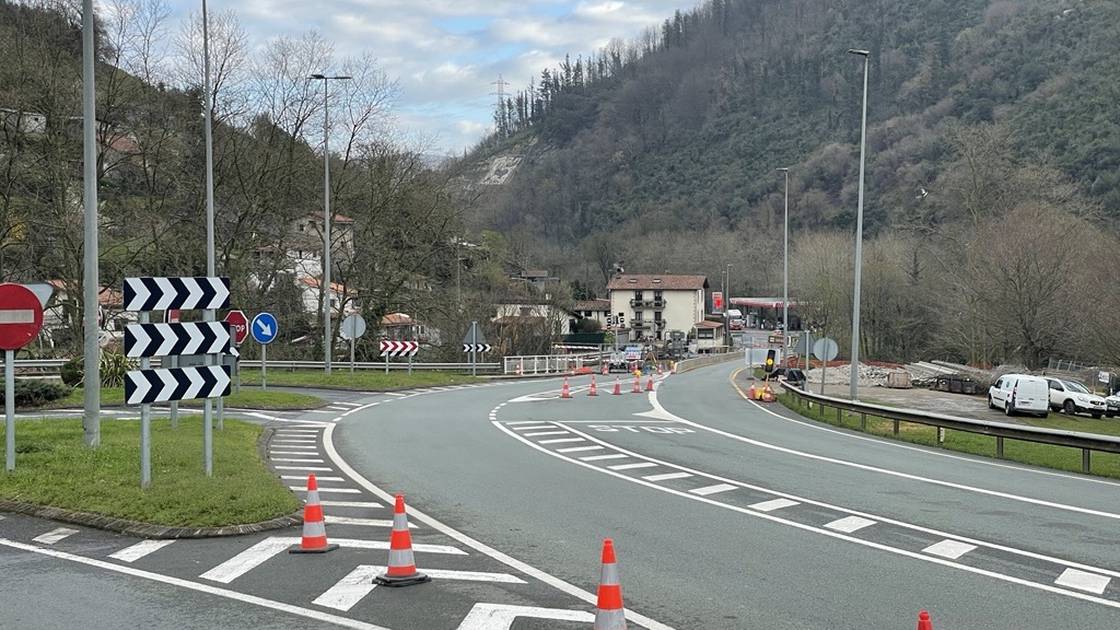 Autobus zerbitzuan gorabehera ugari eragingo ditu asteburuko errepide mozketak