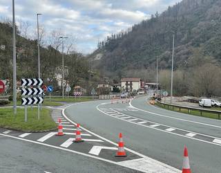 Autobus zerbitzuan gorabehera ugari eragingo ditu asteburuko errepide mozketak