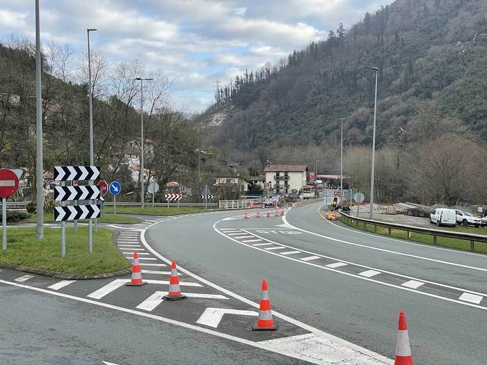 Autobus zerbitzuan gorabehera ugari eragingo ditu asteburuko errepide mozketak