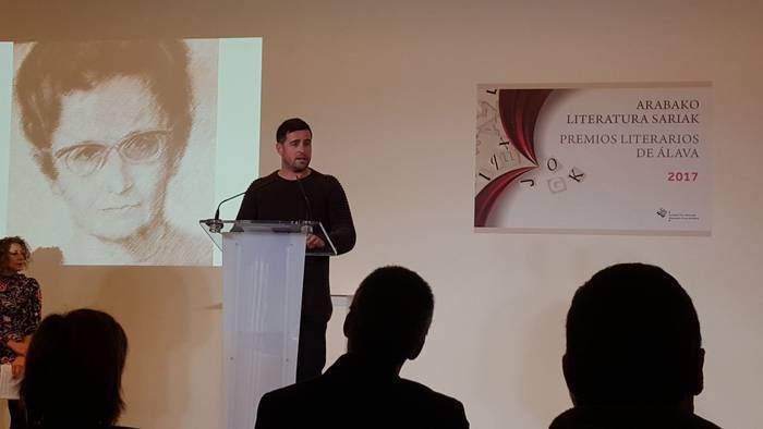 Imanol Ulazia zumaiarra saritu dute Torrelavegako Jose Luis Hidalgo Poesia Sariketan
