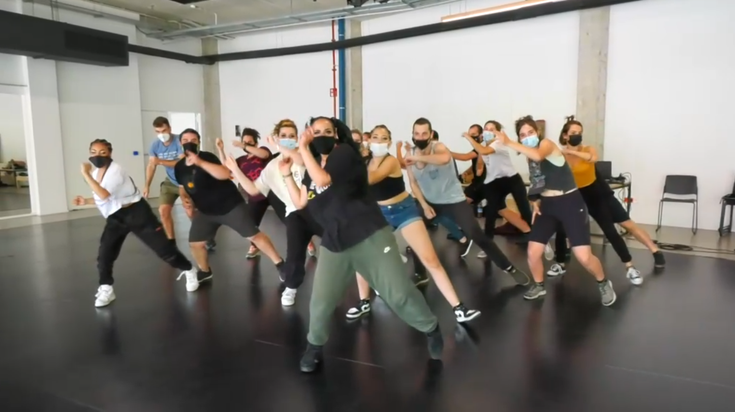 Dancehall doinuen erritmoan aritu dira dantzan Dinamoan