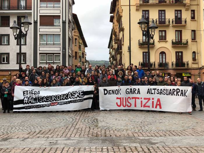 Altsasuko gazteei elkartasuna adierazteko argazkia atera dute hainbat zarauztarrek