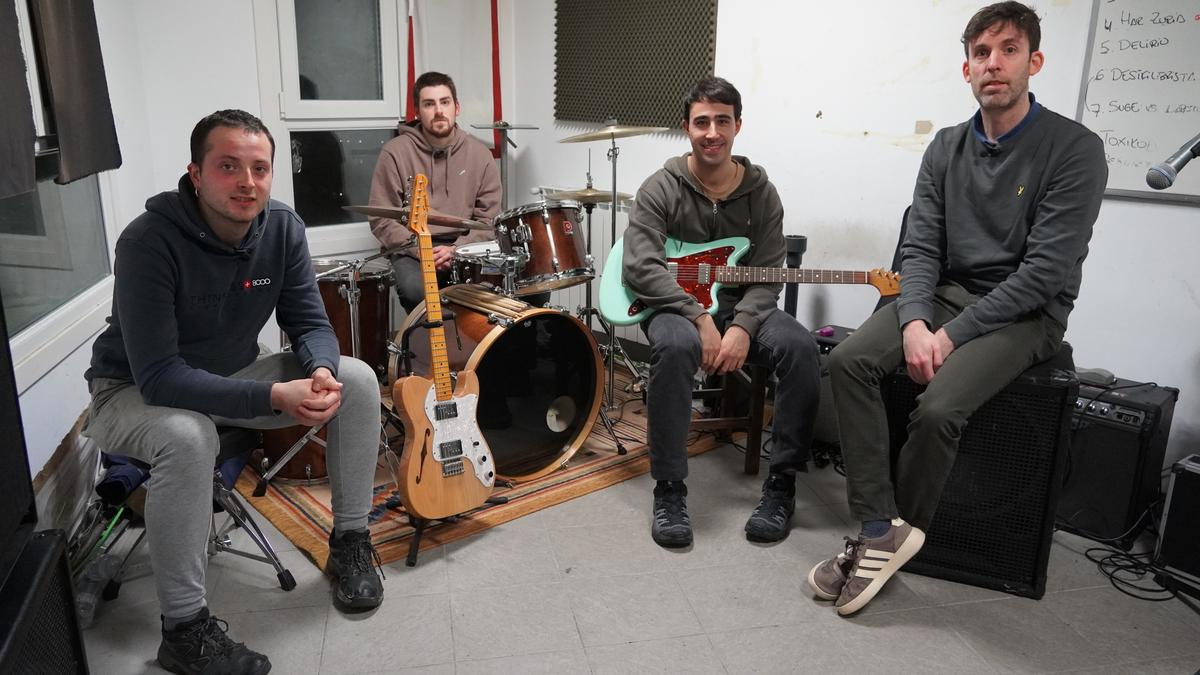 Pertz musika taldea, ikasiz azalberritzen