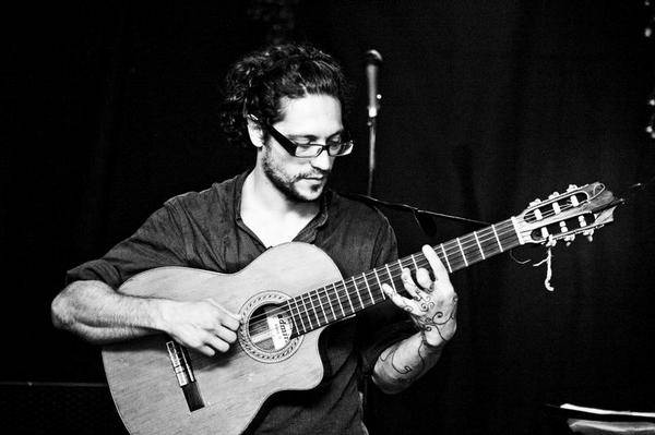 Helios Ruiz kantariak kontzertua emango du ostegunean, Zarauzko Kafe Toreroren baitan