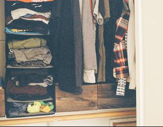 Gazteentzako arropa biltzen hasi dira Iriki Begik eta Etxeluze gaztetxea