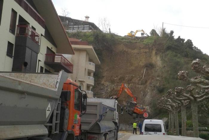 Arratsaldean makinak lanean hasi dira malda egonkortzeko