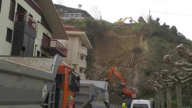 Arratsaldean makinak lanean hasi dira malda egonkortzeko