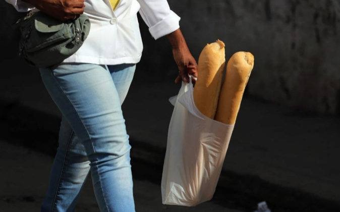 Legeak behartuta, saltokiek plastikozko poltsak kobratu beharko dizkiete bezeroei