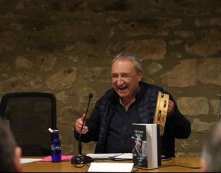 Kontu kantari aurkeztu du Leturiak 'Koplarik kopla' Azpeitian