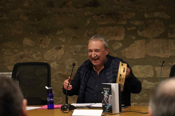 Kontu kantari aurkeztu du Leturiak 'Koplarik kopla' Azpeitian