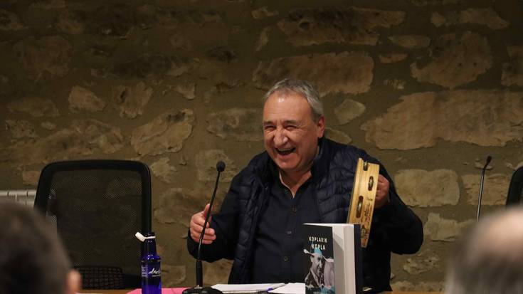 Kontu kantari aurkeztu du Leturiak 'Koplarik kopla' Azpeitian