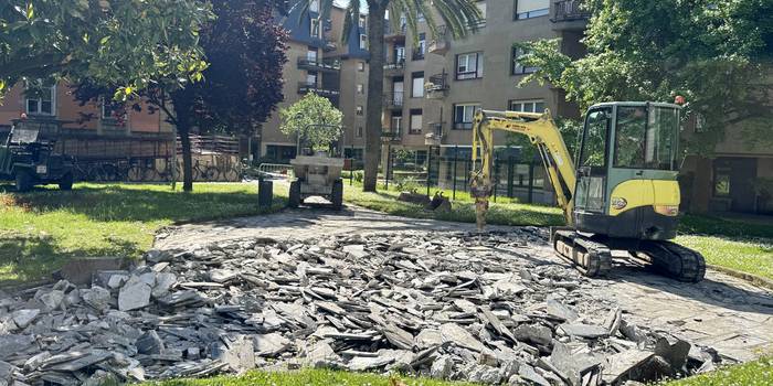 Sanz Enea inguruko bidexken zoladura berritzeko lanetan ari dira