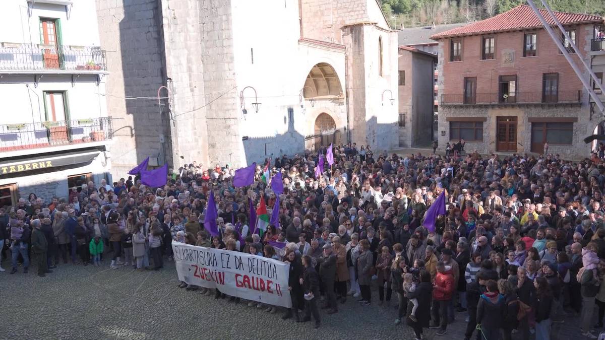 "Elkartasun feministagatik" epaituko dituzten sei zestoarrei babesa agertu diete ehunka herritarrek